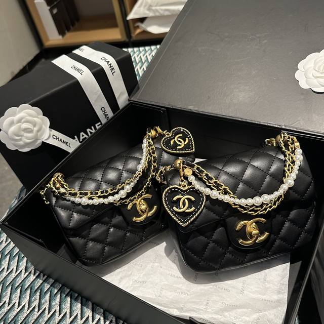 折叠礼盒包装 Chanel24P 可爱的珍珠方胖子包包 这只胖乎乎的可爱又精致 黑色超级百搭 尺寸17Cm小 20Cm大