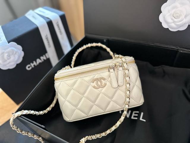 折叠礼盒包装 Chanel 新品 高级镶金镂空编织手柄 盒子包 化妆包 小箱子 最近的盒子包系列真的好火 小盒子当然是异常可爱啦 尺寸 16 10 8Cm