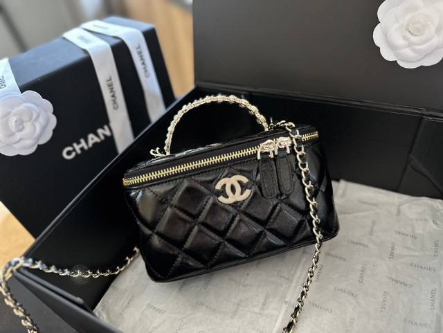 折叠礼盒包装 Chanel 新品 高级镶金镂空编织手柄 盒子包 化妆包 小箱子 最近的盒子包系列真的好火 小盒子当然是异常可爱啦 尺寸 16 10 8Cm