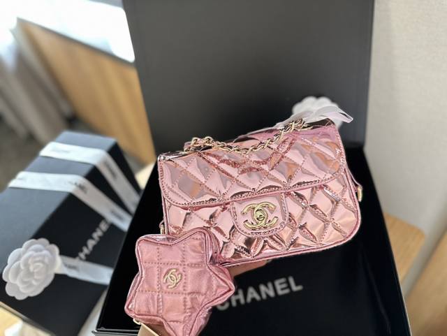 折叠礼盒包装 Chanel 星星双子包 方胖子 Chanel 24C 限定新品 慵懒随性又好背 上身满满的惊喜 高级慵懒又随性 彻底心动的一只 Size 20