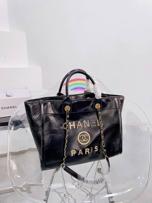 购物袋 Chanel 新款沙滩包购物袋 Chanel沙滩包每年都会出新的款 跟老款不同的logo装饰更加高端大气 容量超级可妈咪包 简约休闲的设计深受欢迎 而且