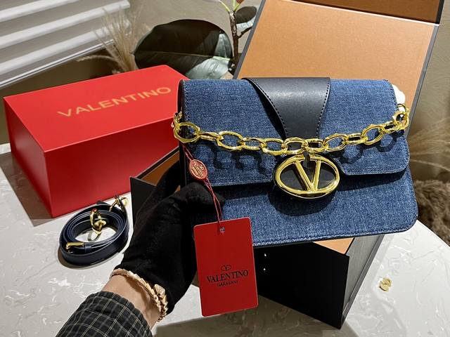 牛仔 折叠礼盒 华伦天奴valentino女士 Valentino 秀款 Black Tie Valentino Letter Bag 来自valentino