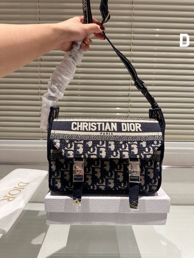 Dior Camp邮差包 随性精致 超级心动 今年的新款真的非常好看 打破了对传统 优雅 女人味 的定义讲诉健康活力的优雅与美丽 Dior全新camp系列邮差包