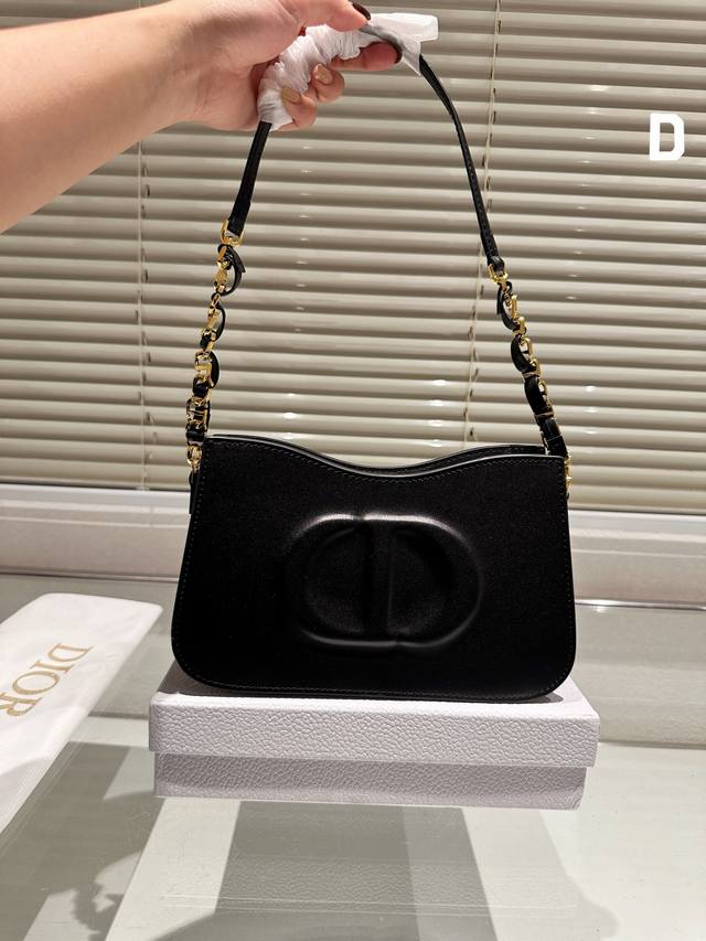进口头层皮 Dior 新款手提包 这款 Cd Signature Hobo 迷你链条手袋是二零二三秋冬 成衣系列新品 由玛丽亚 嘉茜娅蔻丽 Maria Graz - 点击图像关闭