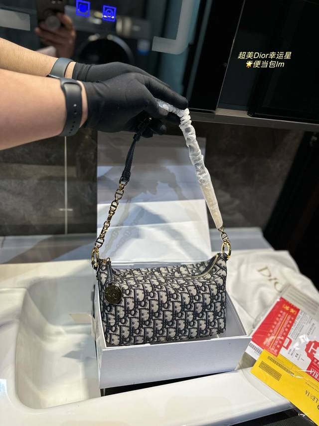 礼盒包装 Dior新款饭盒包 自带肩带 更方便日常使用 拉链设计带有幸运星 有经典老花和黑色两个色选 尺寸 23