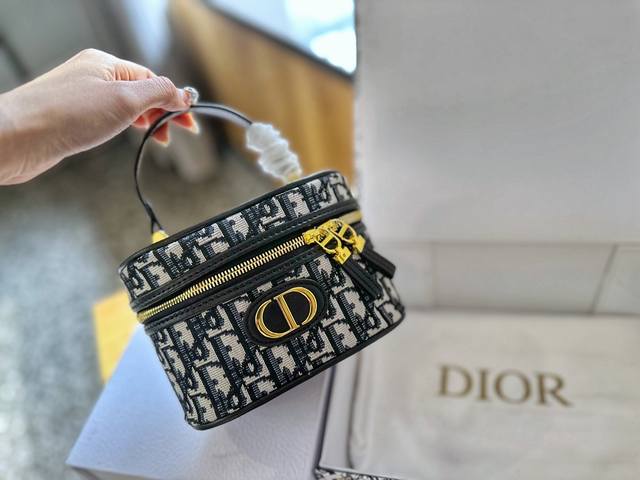 折叠礼盒包装 迪奥 Dior 化妆包 复古优雅 满满的高级感 大小适中 容量感人 休闲正装皆可轻松驾驭 尺寸18
