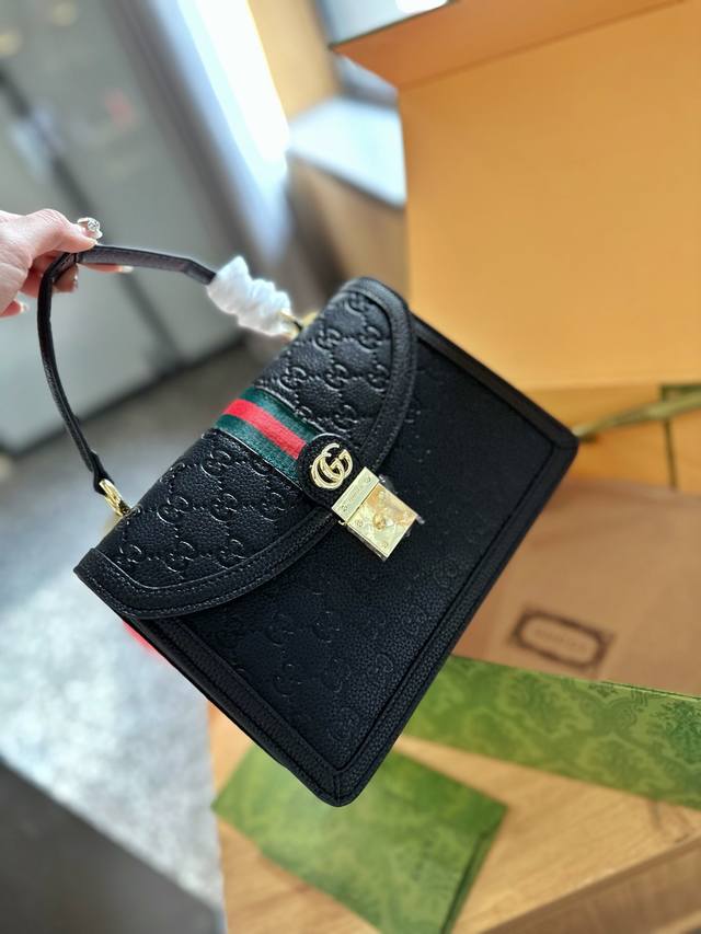 折叠礼盒包装 Gucci Ophidia系列 百搭之王 Ophidia不断发展壮大 在每--季都会带来令人惊艳的新品 这款手提包是epilogue系列中的一款