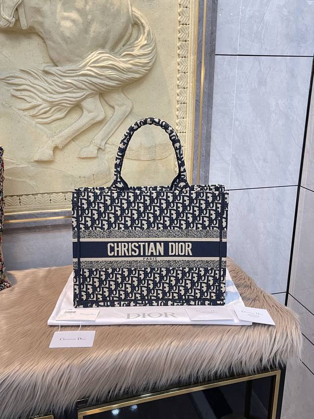 礼盒包装 Dior Book Tote Oblique手袋 我觉得从灵感设计到渲染的配色 与手工结合得天衣无缝 复古风满满 背上它 你就是时髦精本精 丝毫没有俗