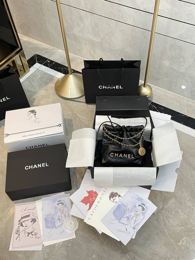 原版皮 折叠礼盒 Chanel Mini 垃圾袋 今年的包王 出道即巅峰 Mini尺寸也很合适 超级无敌不好买 尺寸 20 19 6Cm