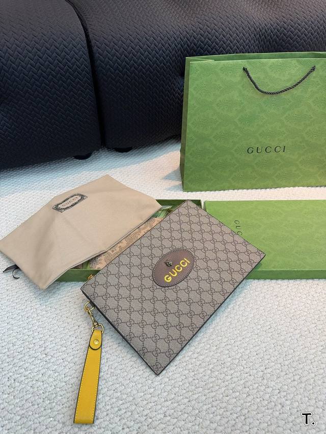 配礼盒包装 Gucci 手包 多用款 其实包包本身是个洗漱袋被拿来用做手包 一般的手包都是扁扁的 但是这款手包底部是宽的 虽说是个手包 但能放很多东西进去 而且 - 点击图像关闭