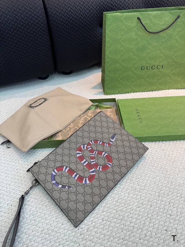 配礼盒包装 Gucci 手包 多用款 其实包包本身是个洗漱袋被拿来用做手包 一般的手包都是扁扁的 但是这款手包底部是宽的 虽说是个手包 但能放很多东西进去 而且