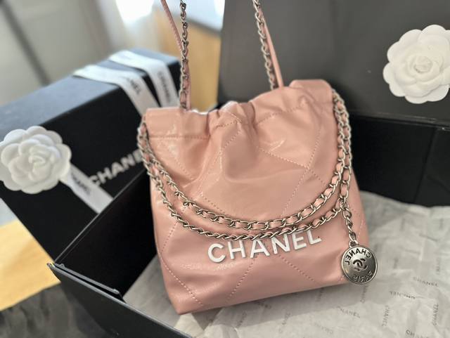 折叠礼盒包装 Chanel 24P渐变 迷你垃圾袋#大爆款预测 天呐chanel Mini垃圾袋也太美了叭颐 预测下一个大爆款翻 好想拥有 #香奈儿垃圾袋 #C - 点击图像关闭