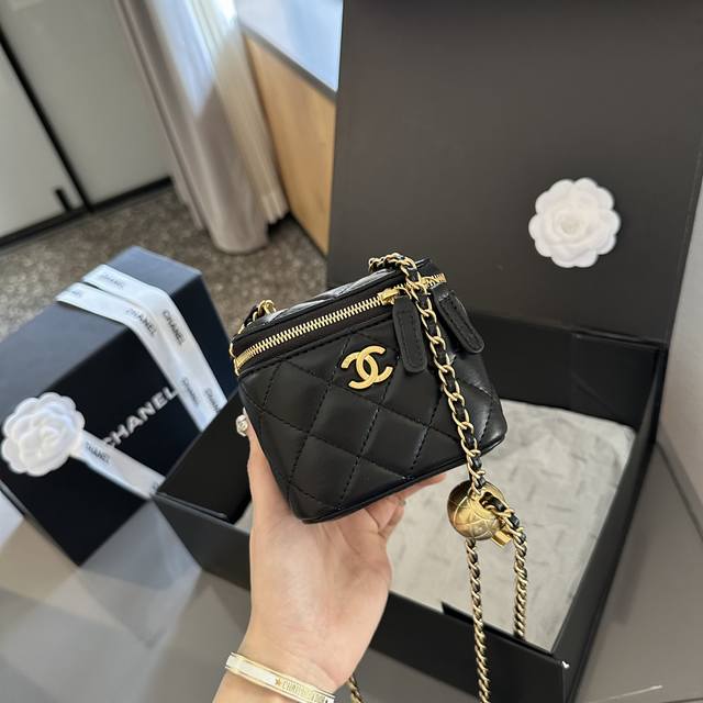 折叠礼盒包装 Chanel 24P 小金球 调节扣 做到全球断货就是它 Chanel金球盒子包没错了 又是香奈儿因为太火爆 都卖光光了小巧的包型和可爱的小金球哪