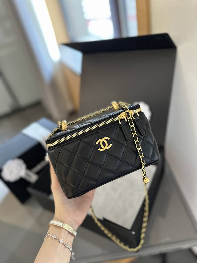 礼盒包装 Chanel 2024新品 双球涂层链条 盒子包 小箱子 最近的盒子包系列真的好火 小盒子当然是异常可爱啦 尺寸 18