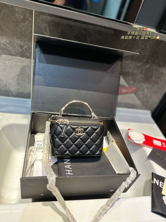 礼盒包装 Chanel 新品 高级镶金镂空编织手柄 盒子包 化妆包 小箱子 最近的盒子包系列真的好火 小盒子当然是异常可爱啦 尺寸 16 10 8Cm