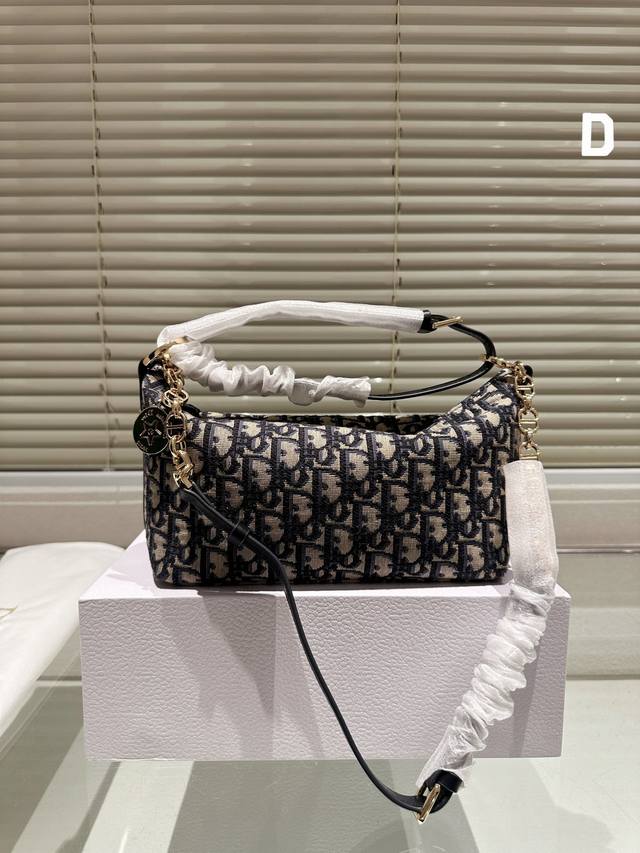 配盒 Size 22Cm Dior Star Hobo新品饭盒包 背出去被夸爆的hobo饭盒包 可以实现一包多用啦 赠送加长肩带 腋下斜挎