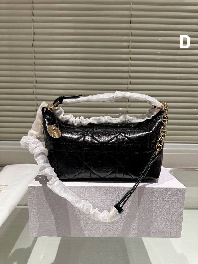 配盒 Size 22Cm Dior Star Hobo新品饭盒包 背出去被夸爆的hobo饭盒包 可以实现一包多用啦 赠送加长肩带 腋下斜挎
