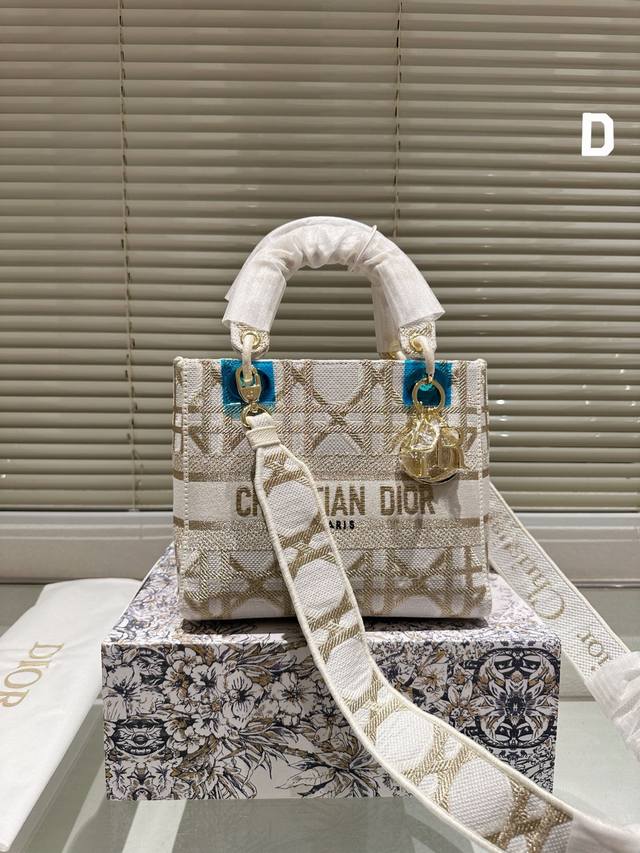 顶级原单 Dior Lady D-Lite刺绣包明星同款 刺绣戴妃配斜挎带 D家最具有代表性的包包,拥有众多的粉丝~D家 Lady D-Lite 诞生于20世纪