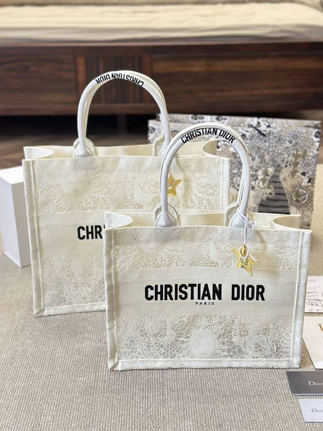3D浮雕原版布 Dior 原版布提花 Dior Book Tote今年最喜欢的一款购物袋 Tote我用的次数最多的包 因为容量超级大 不管什么东西都向里面放 当