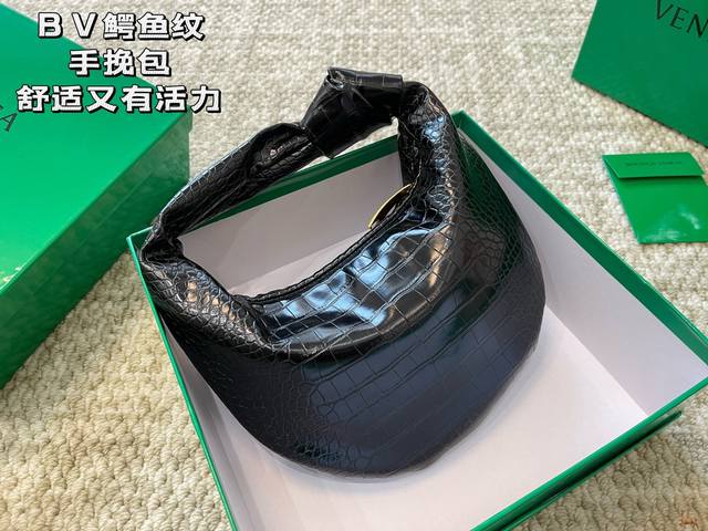 配盒 Bv鳄鱼纹手挽包 搭配休闲风的穿搭 舒适又有活力 超级耐看 尺寸 24 15