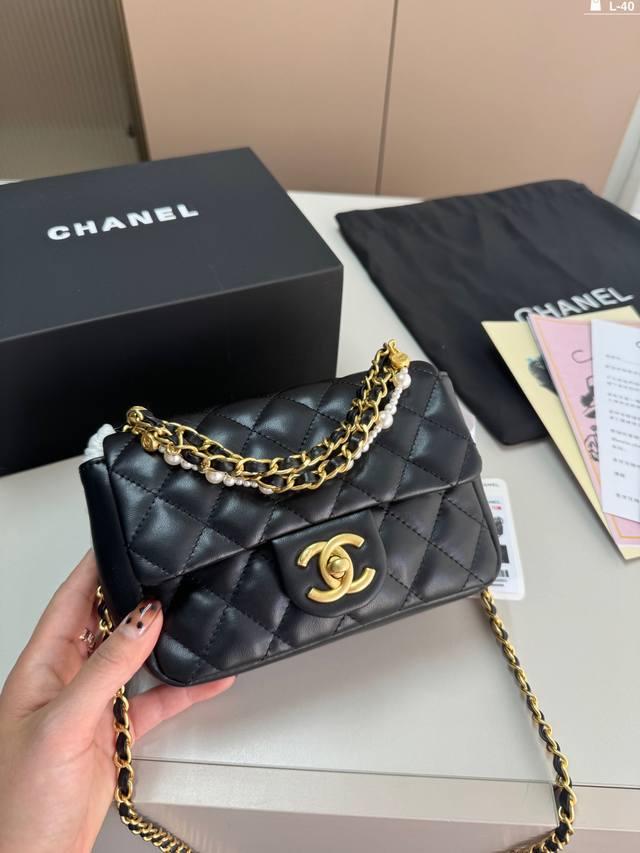 香奈儿 Chanel 24Pcf珍珠链条包 链子上的珍珠点缀 使包包上身活泼可爱 可可爱爱 小巧玲珑 优雅精致 仙女必备款 L-40尺寸18.6.12折叠盒
