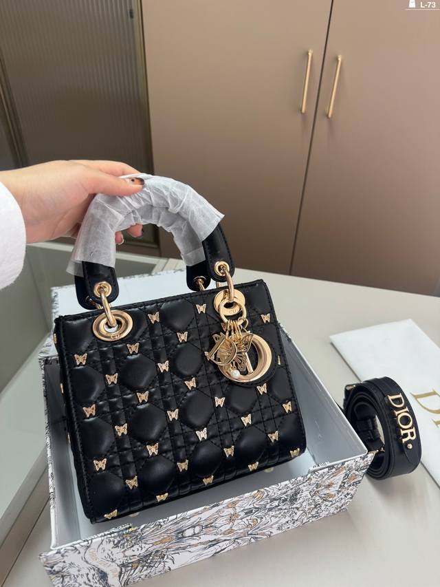 新款戴妃 Dior包包 D家 戴妃蝴蝶 拿在手上和肩背都很简约大气哦 金色的小蝴蝶太精致啦 L-73尺寸20.8.17折叠盒
