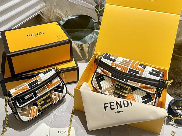 原单刺绣 / 折叠盒 Fendi 限定系列 刺绣 颜值天花板法棍包 容量还是挺大的 低调高档而且新款的法棍有手柄和斜背链条更加可以多种方式去使用