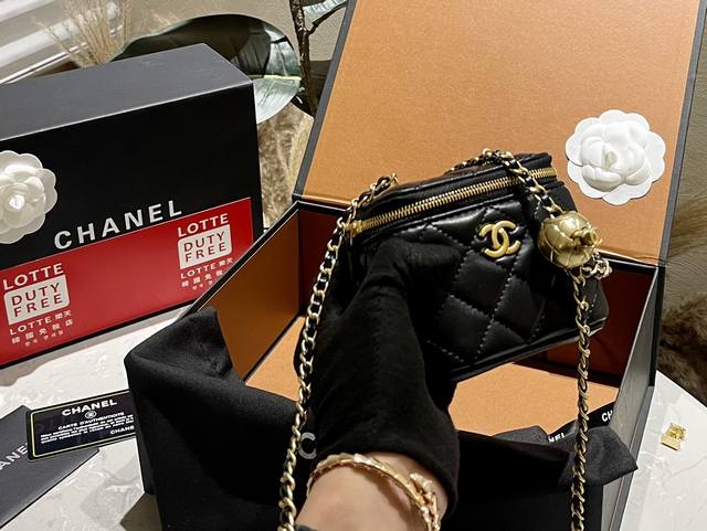 折叠礼盒 Chanel 小金球 调节扣 盒子包 做到全球断货就是它，Chanel金球盒子包没错了，又是香奈儿因为太火爆，都卖光光了小巧的包型和可爱的小金