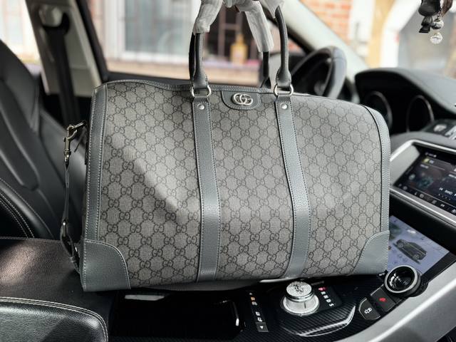 高端货 新款 “ Gucci ”古奇旅行袋 配肩带 这款手袋采用有史以来尤其受欢迎的经典设计，适用于事业繁忙而又注重品味男士。 宽敞的容量和可调节肩带适用于工作
