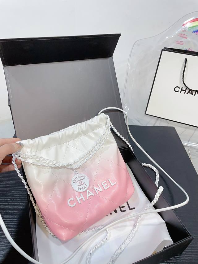 折叠礼盒包装 Chanel So Black 迷你垃圾袋#大爆款预测 天呐chanel Mini垃圾袋也太美了叭颐 预测下一个大爆款翻 - 点击图像关闭