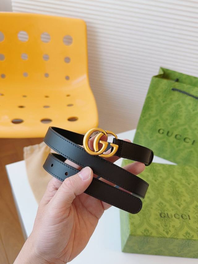 Gucci 这款腰带饰有经典双g细节，令人联想起gg Marmont系列手袋。这一五金调配件由70年代典藏的腰带扣演化而来，每一季都会以各种新颖的姿态传达时尚历 - 点击图像关闭