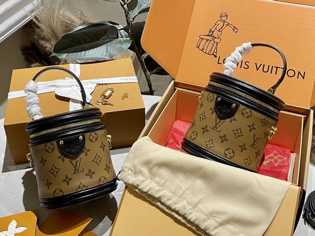 折叠礼盒 Lv Cannes 发财桶 圆桶包 它就是这么惹人爱，不仅优雅貌美，还经典耐用，不仅大家喜欢，明星们也爱，出镜率极其高，从夏装到冬装，有了它就