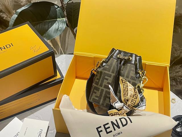 折叠礼盒 送小丝巾 Fendi 刺绣 Ceci Mini水桶包 米兰时装周街拍中，潮人们背的最多的包包大概就是fendi芬迪的这款小桶包了 经典