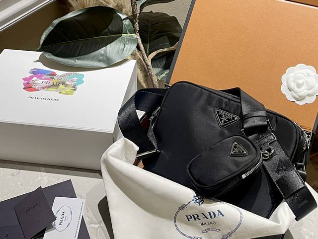 礼盒包装 Prada&Adidas 联名款 新品 最热门的相机包 可以装下全世界，每个明星网红人手一个的节奏！特点是容量巨大！材质也是今年大热的流行元素