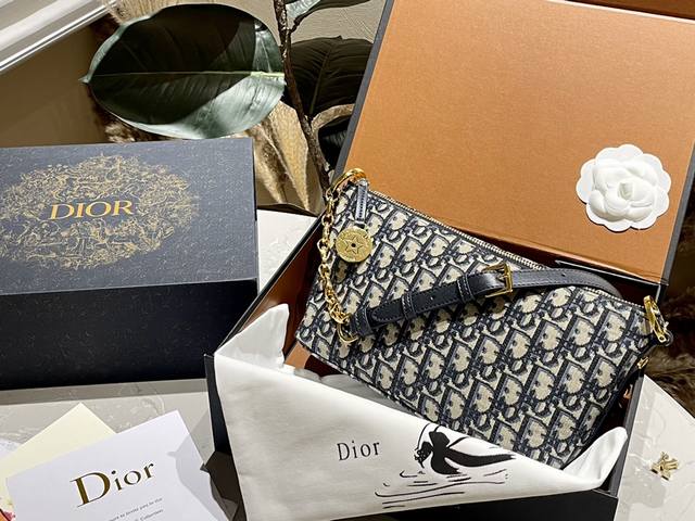 原单 折叠礼盒 官网飞机箱 Dior 迪奥 24 春夏新品star Hobo 链条饭盒包 设计真的是太独特了，和那些常规的方形包包相比，简直就是