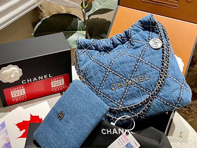 原版丹宁 礼盒包装 Chanel 22Bag |以数字命名的“垃圾袋” 2021 年10 月，Chanel 品牌艺术总监virginie Viard在2