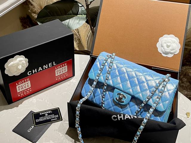 原厂皮 折叠礼盒 Chanel 限定 珍珠色 Cf26 手袋 羊皮，是越用越高级的那种，实物要比照片更高级的。 纹路，正反两面的菱格皮纹全部手工