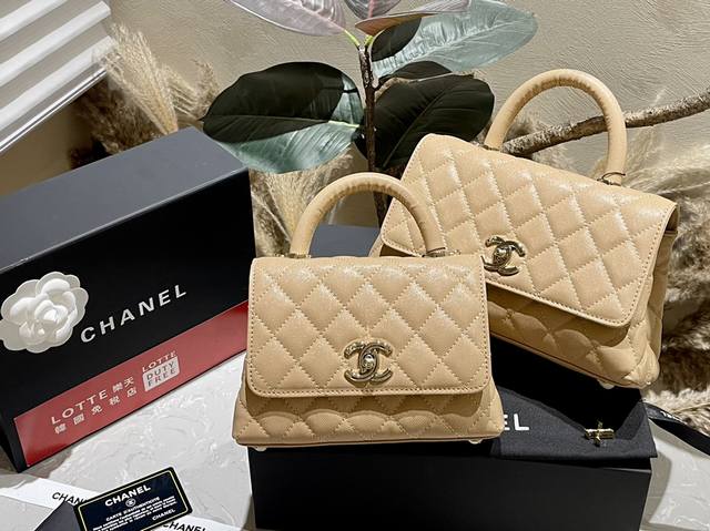 鱼子酱牛皮 / 折叠礼盒 Chanel Coco Handle 塞尔兹堡系列 女士手提口盖包，专柜在售24500，香奈儿 Hass 御用鱼子酱牛皮材质！