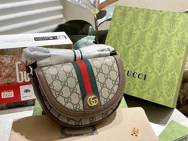 原单牛皮 折叠礼盒 官网飞机箱 Gucci 超级难买又好看的gucci马蹄包包型真的能够让人看一眼就喜欢包包这一款是 Gucci Ophidia 系列的