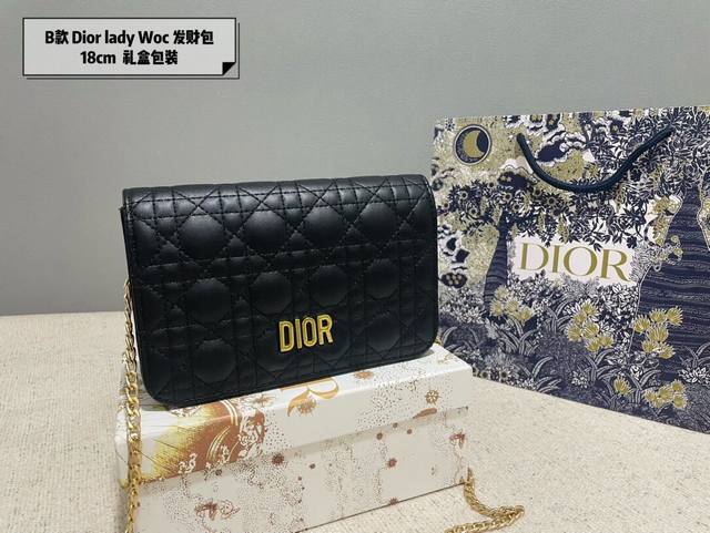 礼盒包装 Dior Woc 链条包 迪奥的复印古花图案早在上世纪六十年代在就巴黎时装周里掀热起潮 不同的如是今大家伙儿的时髦度态已经融入生活 身背老花单