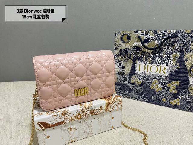 礼盒包装 Dior Woc 链条包 迪奥的复印古花图案早在上世纪六十年代在就巴黎时装周里掀热起潮 不同的如是今大家伙儿的时髦度态已经融入生活 身背老花单