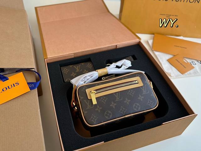 折叠盒飞机盒 Size:21×12 超值套盒全套礼盒包装 【包包卡夹钥匙链】 Lv老花cite开口笑相机包 设计简约，包