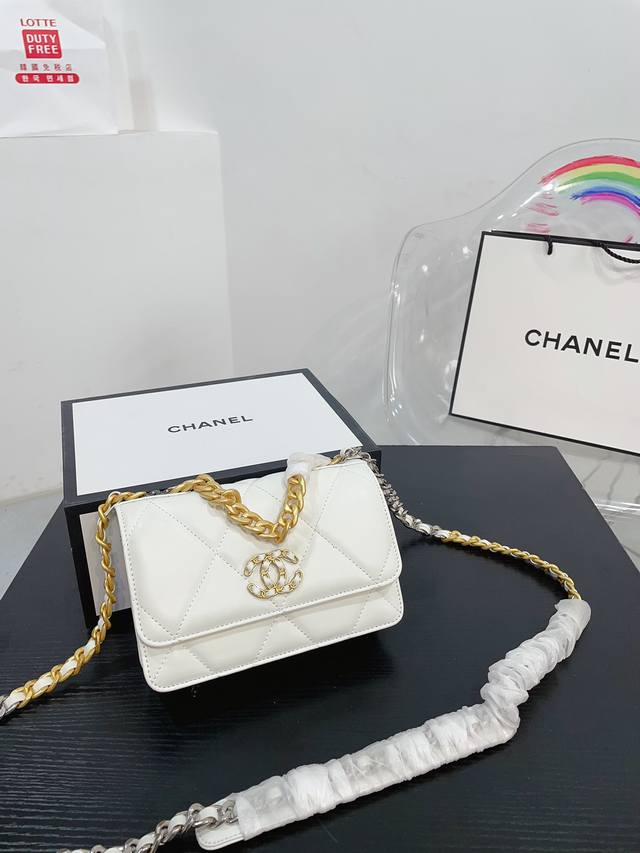 折叠礼盒 Chanel 2024新woc 发财包 小香牛皮最近好多明星都在背chanel 19 这款包是由老佛爷karl Lagerfeld和c