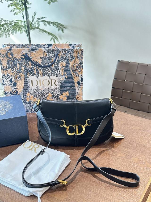 Dior这款cd Besace手袋是本季新品，于二零二四春夏成衣系列发布秀精彩亮相，时髦的造型带有微妙的复古韵味，别具一格#26Cm牛皮配盒子
