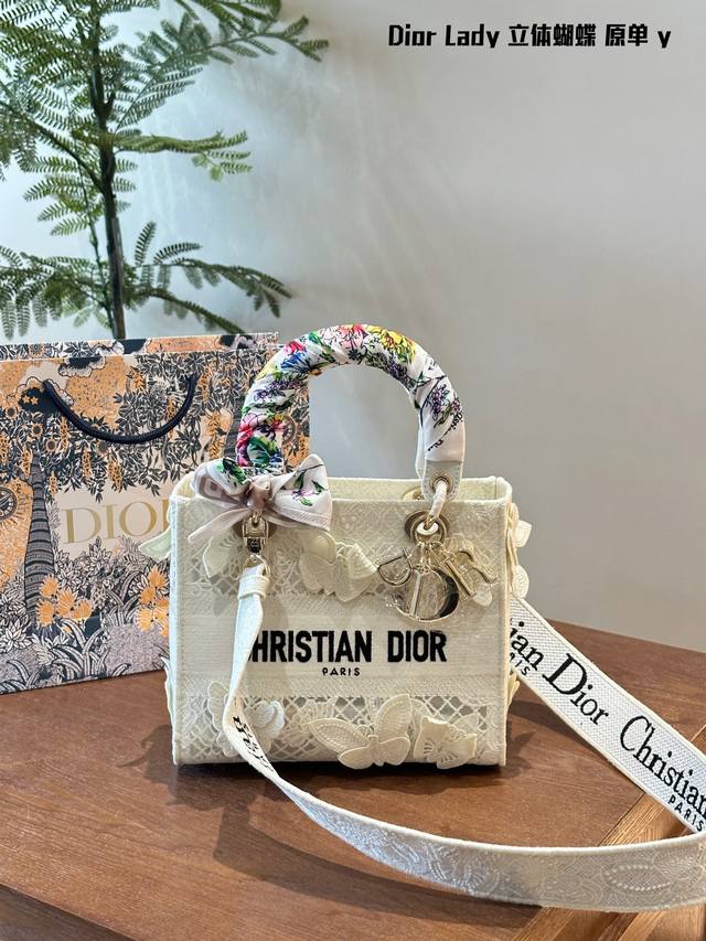 Dior Lady D-Lite刺绣包明星同款 刺绣戴妃配斜挎带 D家最具有代表性的包包,拥有众多的粉丝~D家ladyd-Lite~ 包