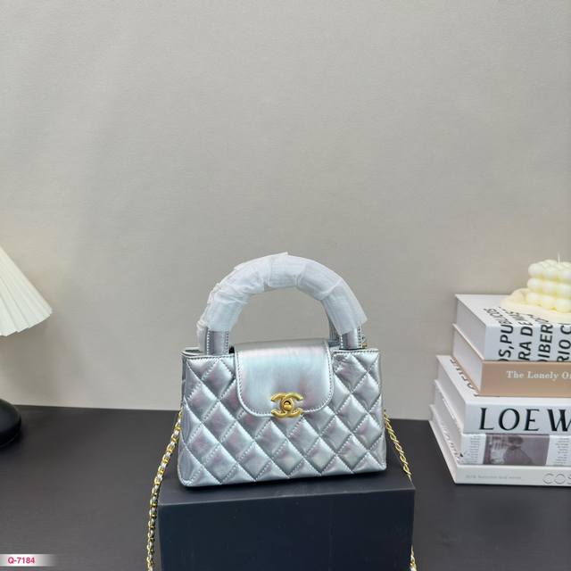配折叠盒 Chanel 24Kelly 链条包时尚就是一chanel 24Kelly 链条包 奶奶的蓝色设计太适合这个季节了 时尚就是一个轮回～