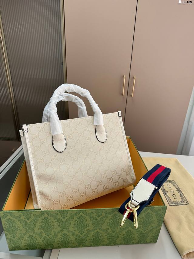 酷奇 托特包随性的小仙女，这款tote 购物袋它整体的设计都是属于简洁大方的类型多了一份经典复古的感觉l-139尺寸31.12.25折叠盒
