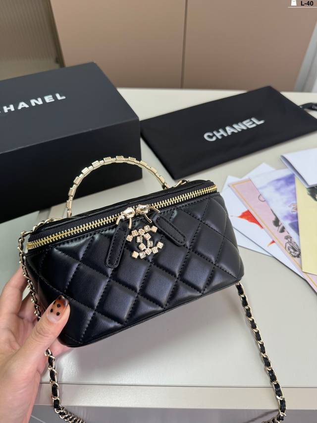 Chanel新品手提配钻化妆包 经典不过时 香奈儿 斜挎包 时装/休闲 不挑衣服 L-40尺寸：18.8.10折叠盒 - 点击图像关闭