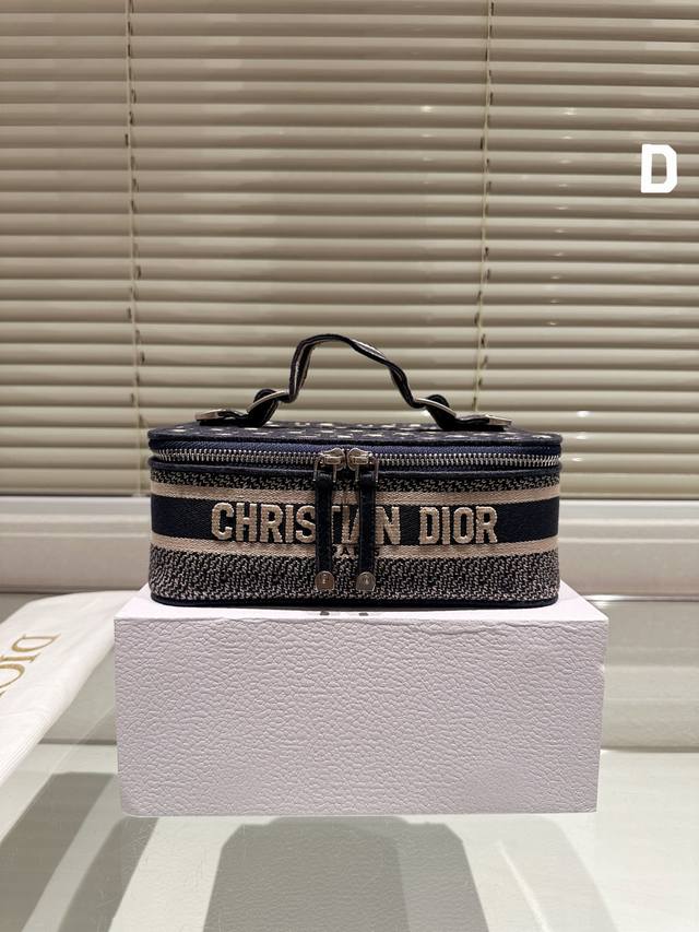 礼盒 Dior2023新款化妆盒老花 开挂啦这季小包包也太容量完全满足日常出行同了 尺寸22Cm