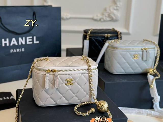 折叠盒 Size:16×10 Chanel 香奈儿新品金球链条盒子包 精巧别致链条化妆盒，链条调节长短～ 包身轻便，小巧可爱又特
